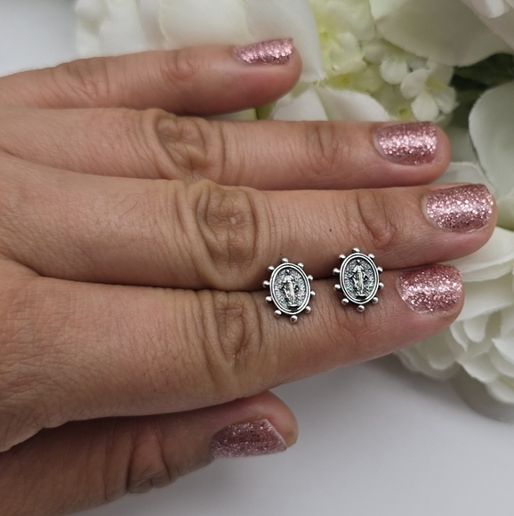 ❤️ LADY OF GRACE STUD STERLING SILVER EARRINGS - Picture 6 of 6